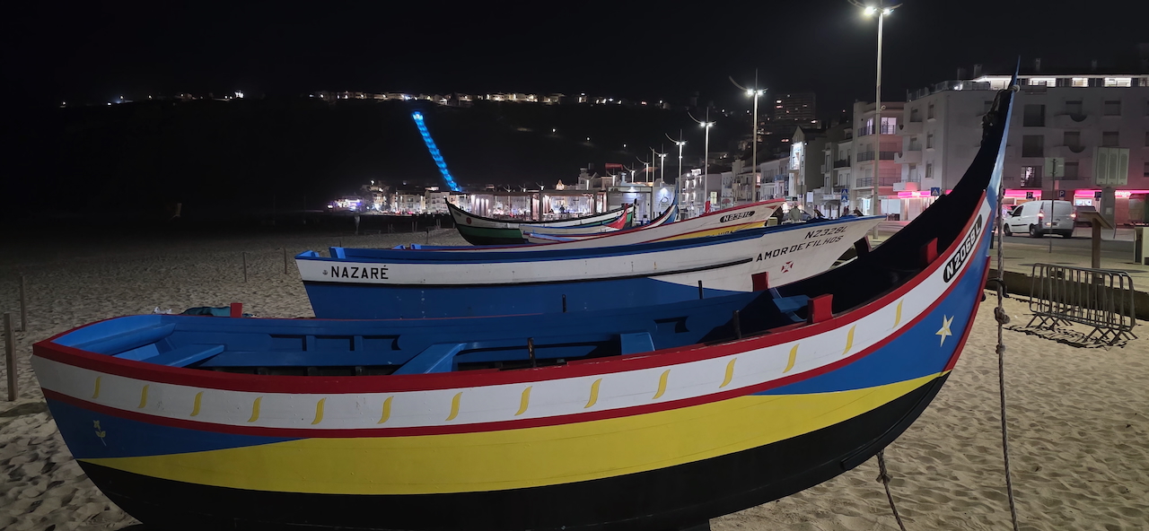 Fischerboote und Funicolare bei Nacht